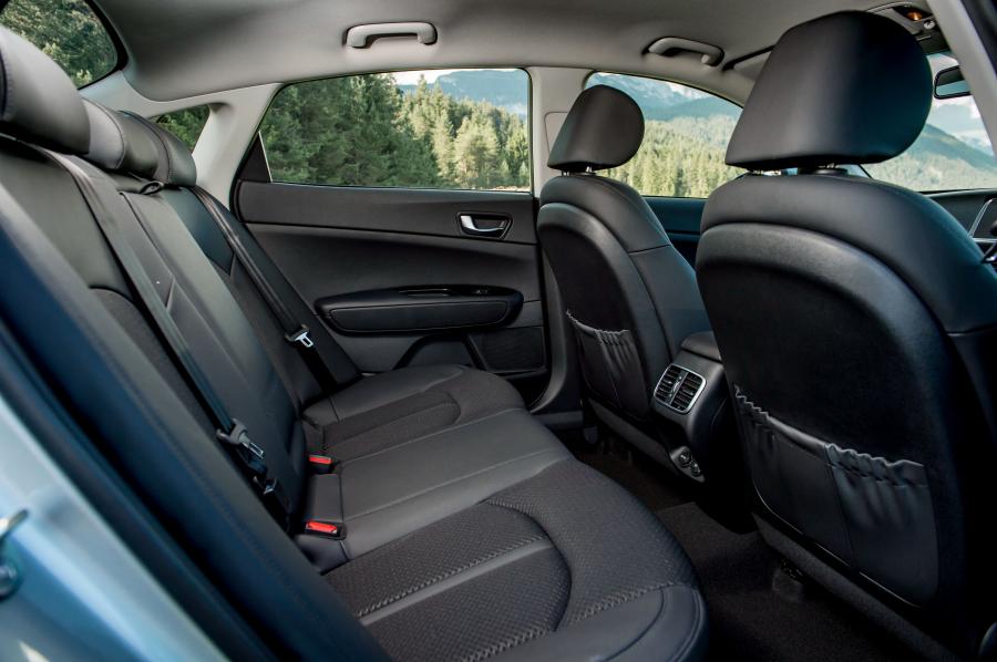 Интерьер Kia Optima Plug-In Hybrid 2016 года  (UK) (фото 5 из 35)